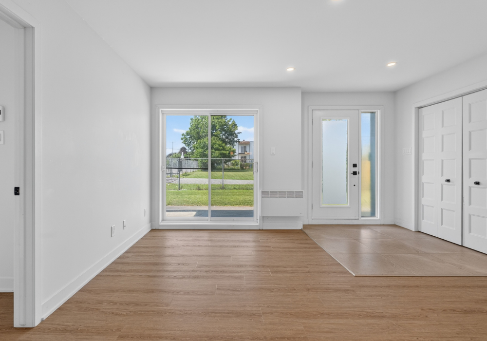Salon lumineux d’un logement neuf à louer, rue Saint-Raphaël à Valleyfield