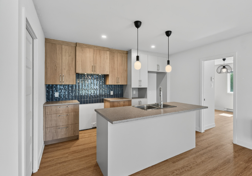 Cuisine moderne avec îlot d’un condo 4½ à louer à Salaberry-de-Valleyfield